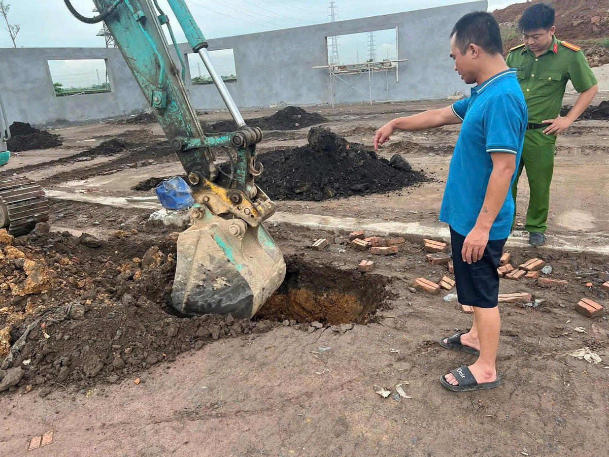 Hiện trường khu vực chôn lấp rác thải. Ảnh: Bộ Công an.