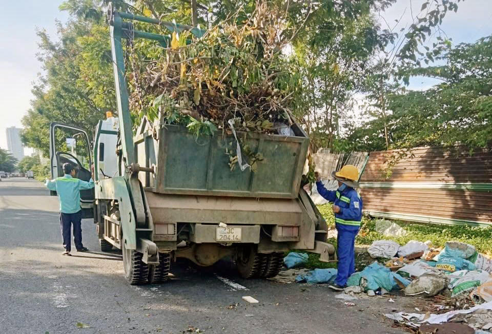 Xe thu gom rác tại các điểm bị đổ trộm. Ảnh: Nguyễn Tú.