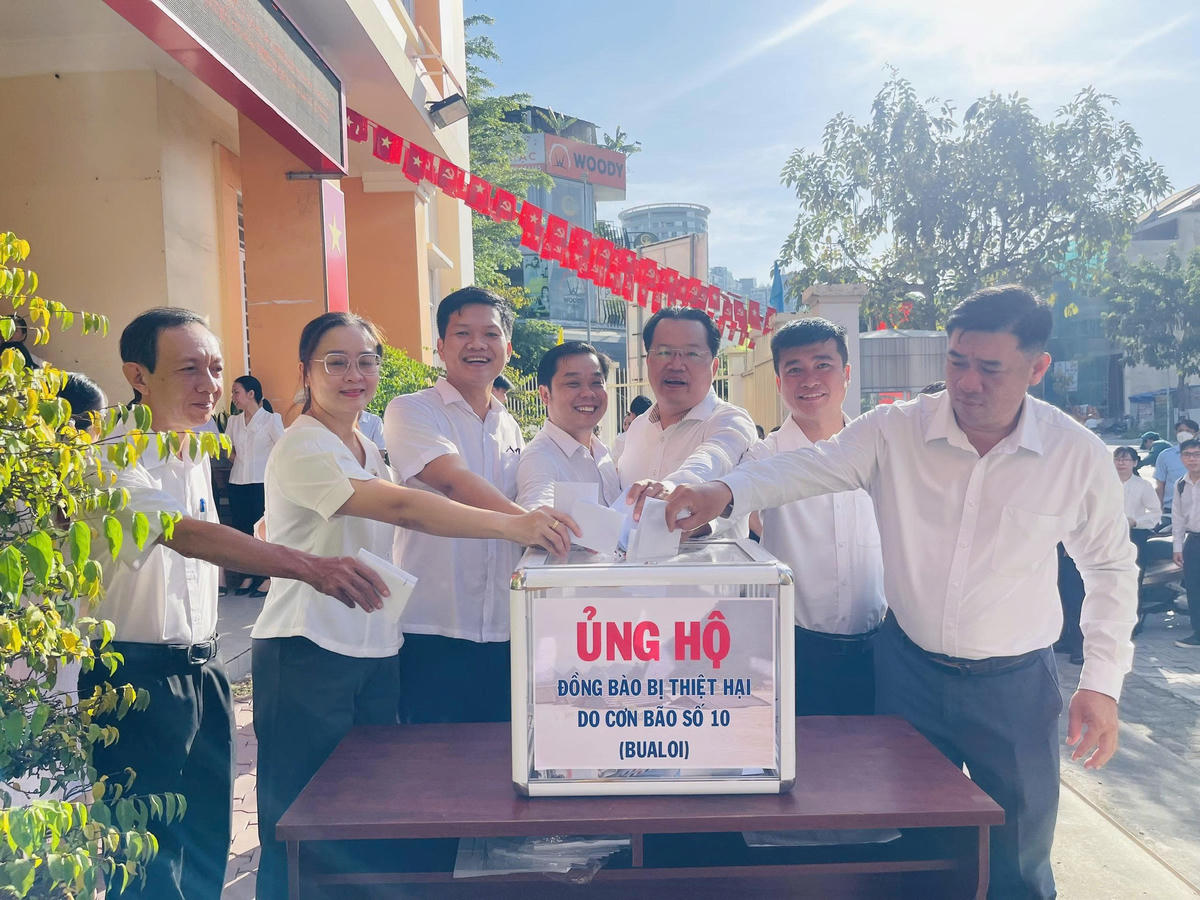 Phường Phú Thuận tổ chức ủng
hộ đồng bào bị thiệt hại do bão số 10. Anh: T.D.