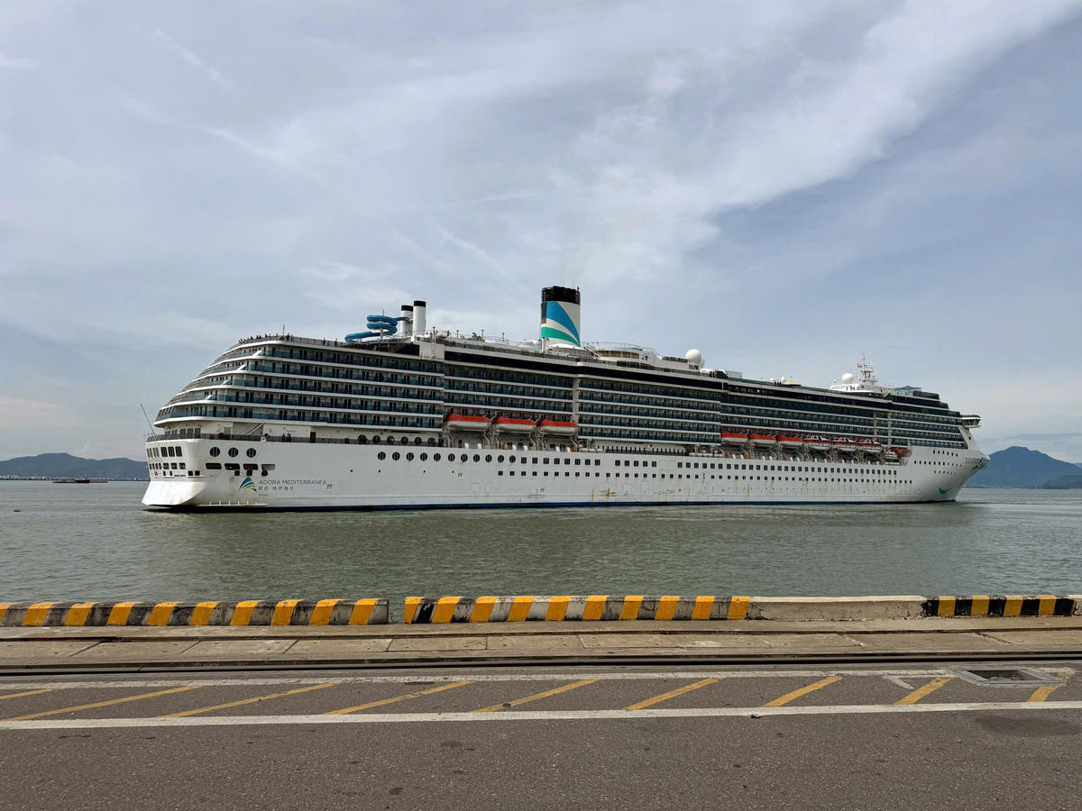 Tàu du lịch biển Adora Mediterranea (từ Quảng Châu, Trung Quốc) cập Cảng Tiên Sa . Ảnh: Nguyễn Tú
