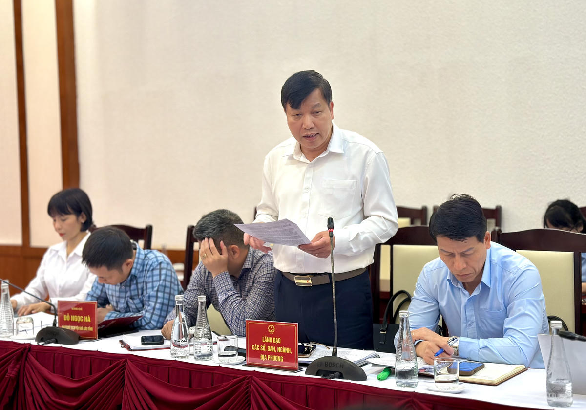 Phó Giám đốc Sở Y tế tỉnh Quảng Ninh Nguyễn Minh Tuấn thông tin về Phương án sắp xếp hệ thống y tế theo mô hình chính quyền địa phương 2 cấp trên địa bàn tỉnh. Ảnh: Ngọc Anh.