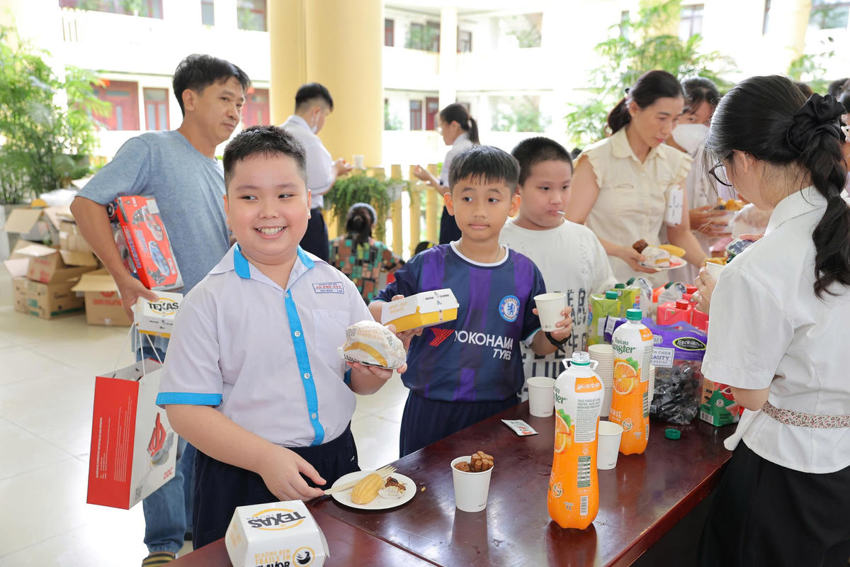 Các em nhỏ vui chơi ở những gian hàng trò chơi dân gian. Ảnh: H.L.