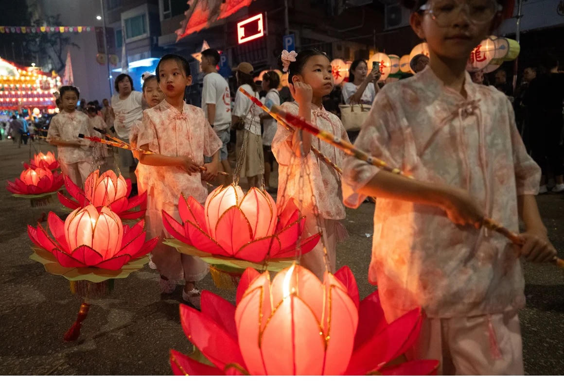 Đèn lồng là một phần quan trọng của tất cả các lễ hội Trung thu. Nguồn: Shutterstock.