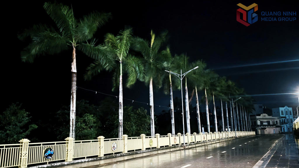 Rạng sáng 6/10, trên địa bàn xã Tiên Yên có gió cấp 5, cấp 6, giật cấp 6, cấp 7; mưa nhỏ và mưa vừa ngắt quãng. Ảnh: QMG.