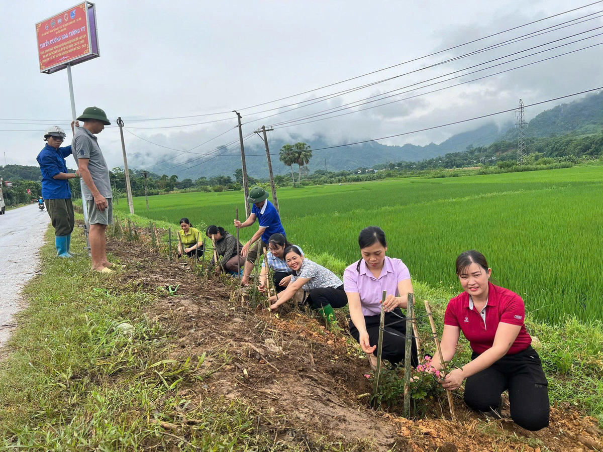 Ủy ban MTTQ Việt Nam và các tổ chức chính trị - xã hội xã Yên Nguyên tuyên truyền, vận động nhân dân
 tham gia trồng tuyến đường hoa.