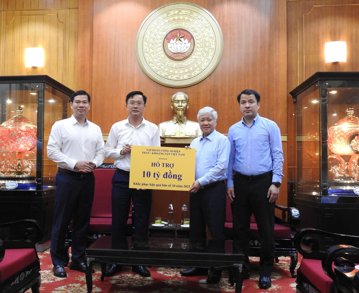 Chủ tịch Ủy ban Trung ương MTTQ Việt Nam Đỗ Văn Chiến tiếp&nbsp;nhận ủng hộ 10 tỷ đồng từ Tập đoàn Công nghiệp Than - khoáng sản Việt Nam. Ảnh Văn Hoa