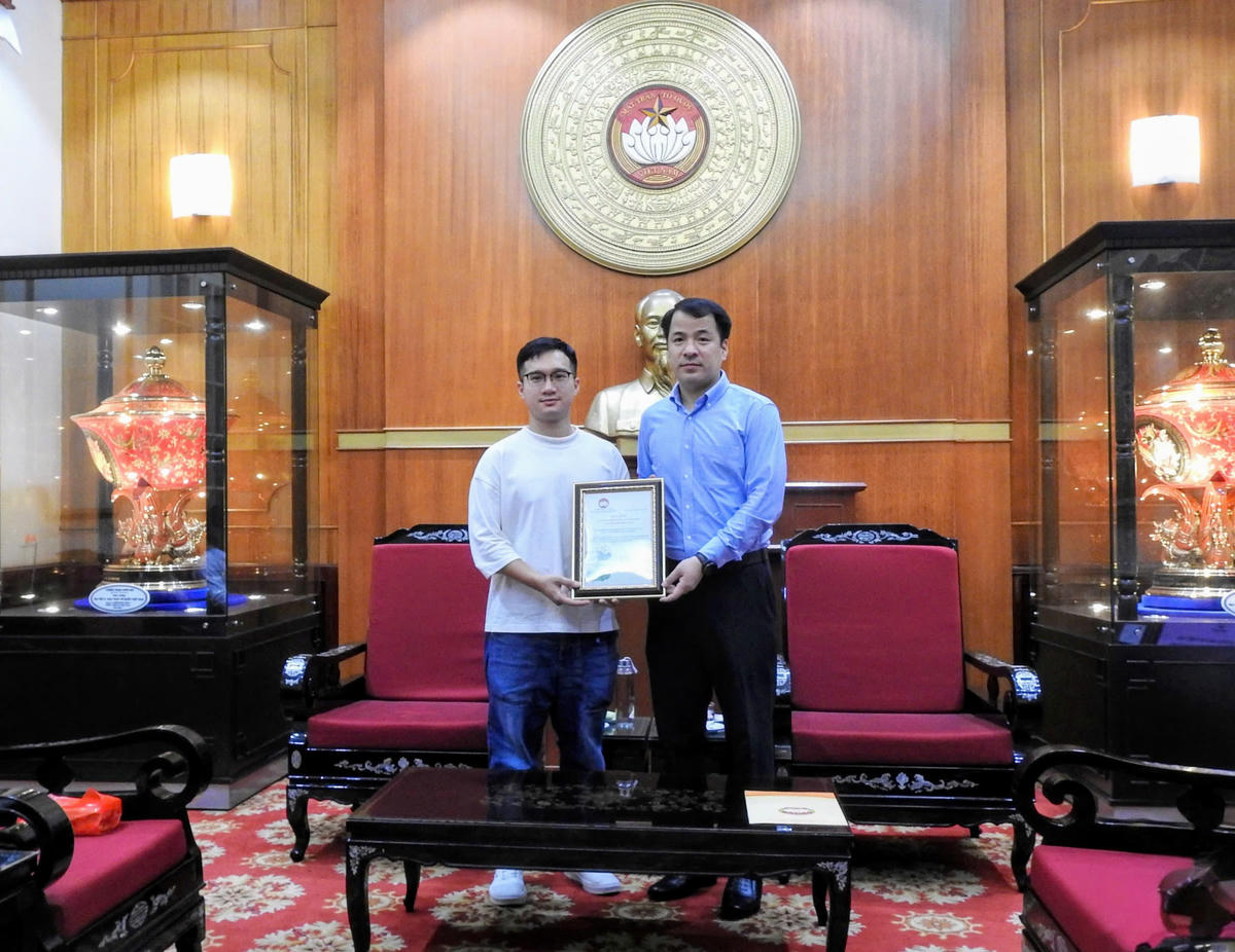 Phó Bí thư Đảng ủy MTTQ, các đoàn thể Trung ương Ngô Văn Cương tiếp nhận ủng hộ và trao Thư cảm ơn của Ủy ban Trung ương MTTQ Việt Nam tới Nhà thiết kế Đỗ Trịnh Hoài Nam. Ảnh Văn Hoa