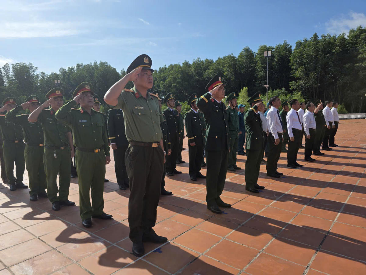 Các đại biểu và chiến sĩ Đồn Biên phòng Đất Mũi nghiêm trang trong Lễ chào cờ tại Cột cờ Tổ quốc nơi cực Nam đất nước. 