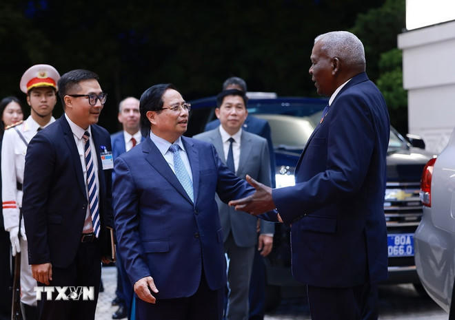  Thủ tướng Phạm Minh Chính đón Chủ tịch Quốc hội Cuba Esteban Lazo Hernández. (Ảnh: Dương Giang/TTXVN) 