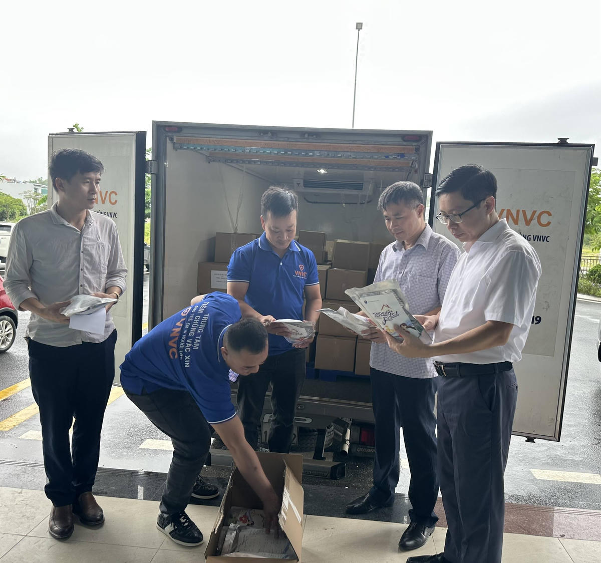 Phó Chủ tịch Thường trực Ủy ban MTTQ Việt Nam tỉnh Cao Bằng Vũ Khắc Quang&nbsp;bàn giao “Túi thuốc gia
đình” cho lãnh đạo Sở Y tế Cao Bằng. Ảnh: MTTQ Cao Bằng.