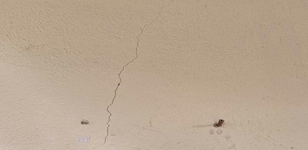 Tại điểm trường Đắk Lanh ở 2 phòng học cũng bị hiện tượng đứt gãy cấu
trúc của các tường bao quanh. Ảnh: CV.

 

 