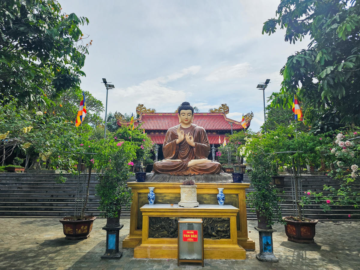 Trải qua nhiều thế kỷ, chùa Mèo không chỉ là nơi sinh hoạt tín ngưỡng mà còn gắn liền với nhiều truyền thuyết lịch sử đặc sắc, trong đó nổi bật nhất là câu chuyện 'Miêu thần cứu chúa'. Ảnh: Đình Minh