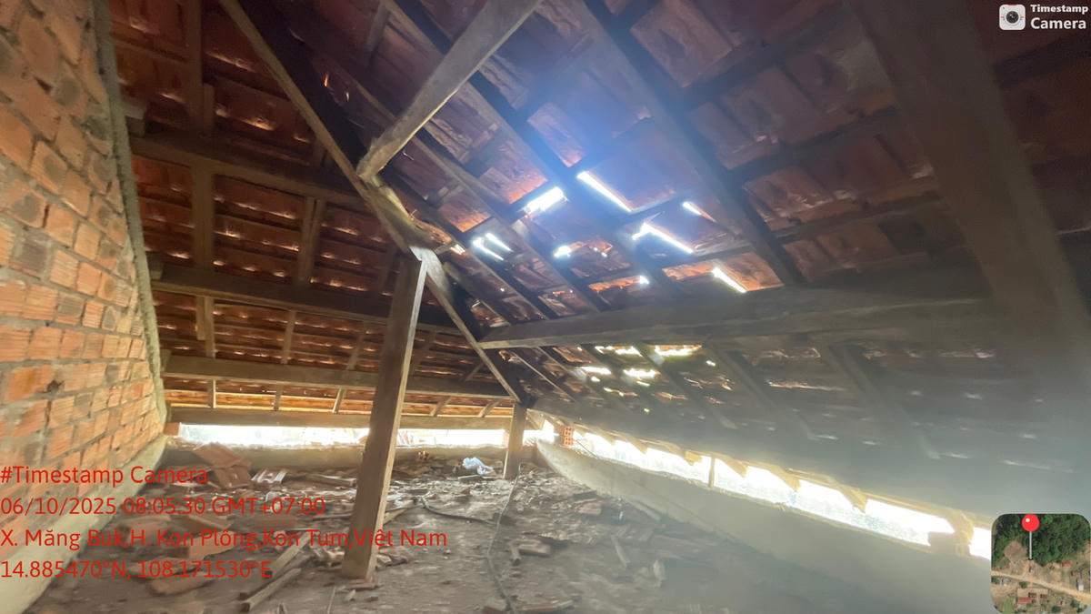 Cận cảnh các vị trí hư hỏng nặng ở ngôi trường. Ảnh: CV.