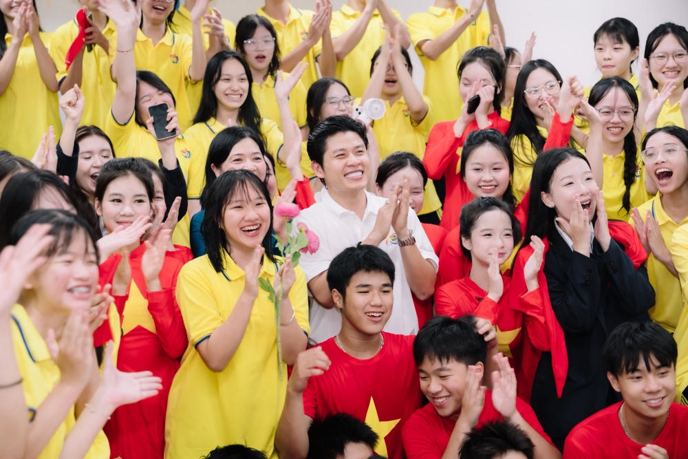 Nhạc sĩ Nguyễn Văn Chung giao lưu với thầy và trò Trường THPT Việt Đức (Hà Nội). Ảnh: NTCC.