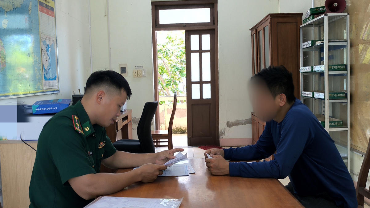 Lực lượng Đồn biên phòng Sơn Trà làm việc với chủ tàu chở khách ra biển câu mực trái phép. Ảnh: Đồn Biên phòng Sơn Trà.