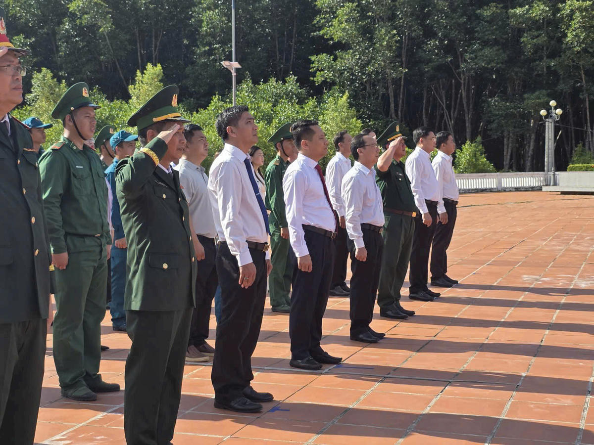 Nghi thức chào cờ tại Cột cờ Tổ quốc – Đất Mũi diễn ra trang nghiêm, thể hiện tinh thần đoàn kết và ý chí gìn giữ chủ quyền đất nước. 