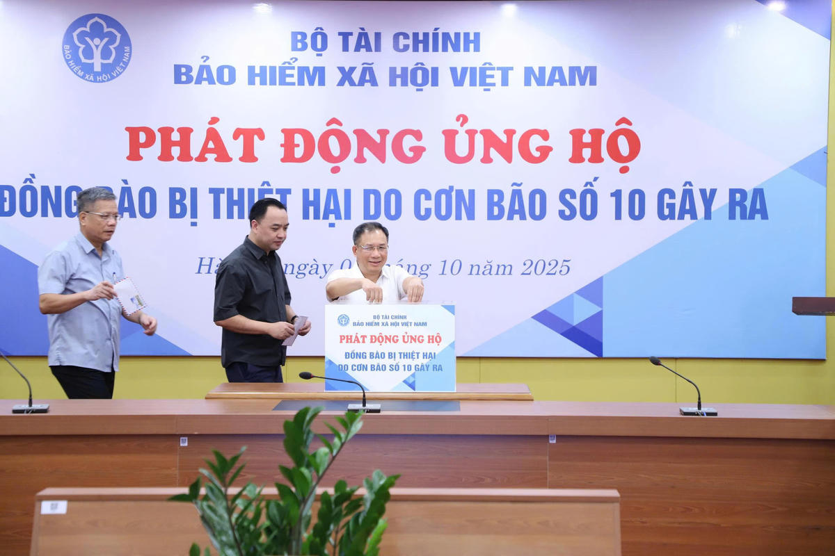 Công chức, viên chức BHXH Việt Nam chung tay ủng hộ đồng bào
 vùng bão lũ". Ảnh: T.Nga