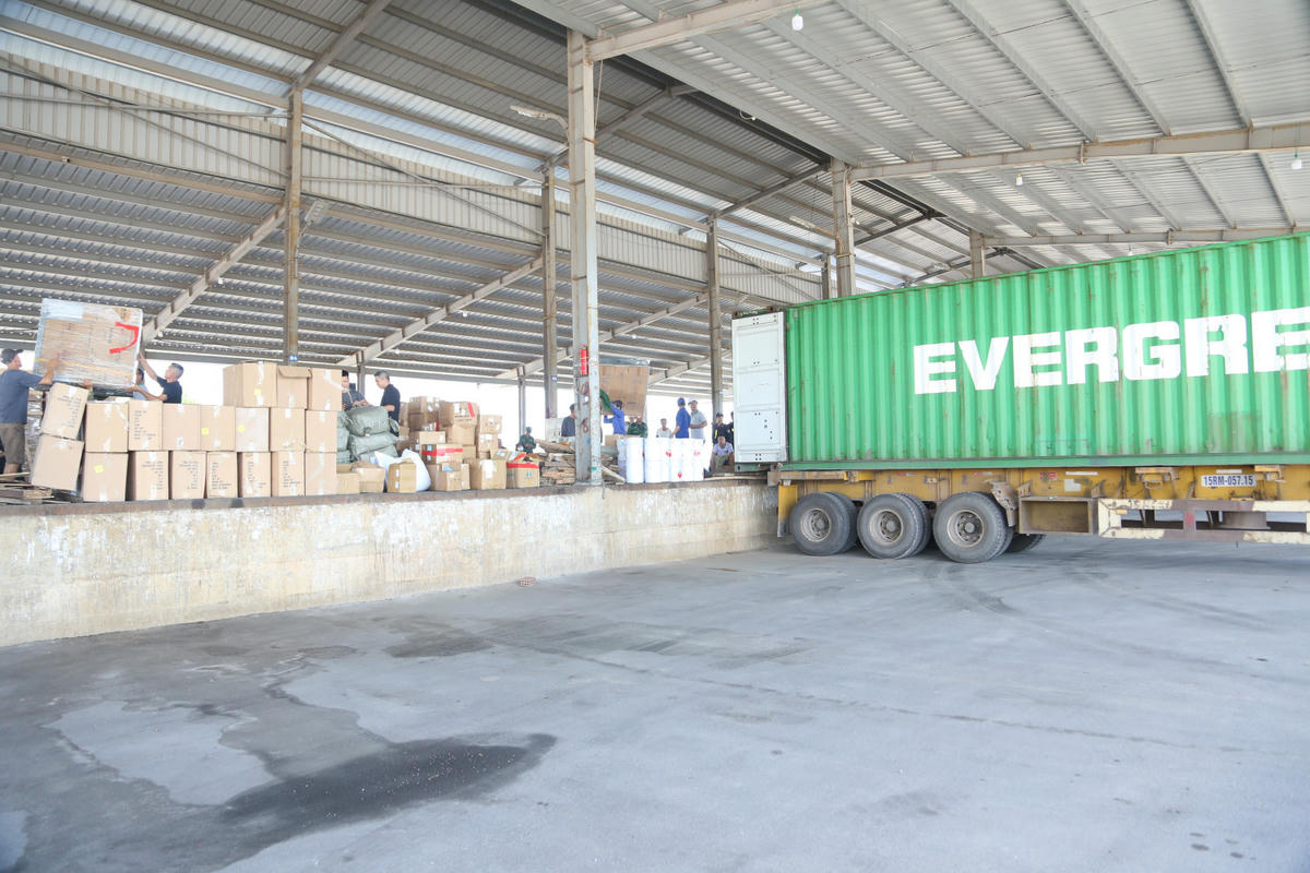 Hàng hóa nhập lậu được trà trộn, xen kẹp&nbsp;trong các container nhập khẩu hàng gia công. Ảnh: Công an tỉnh Quảng Ninh
