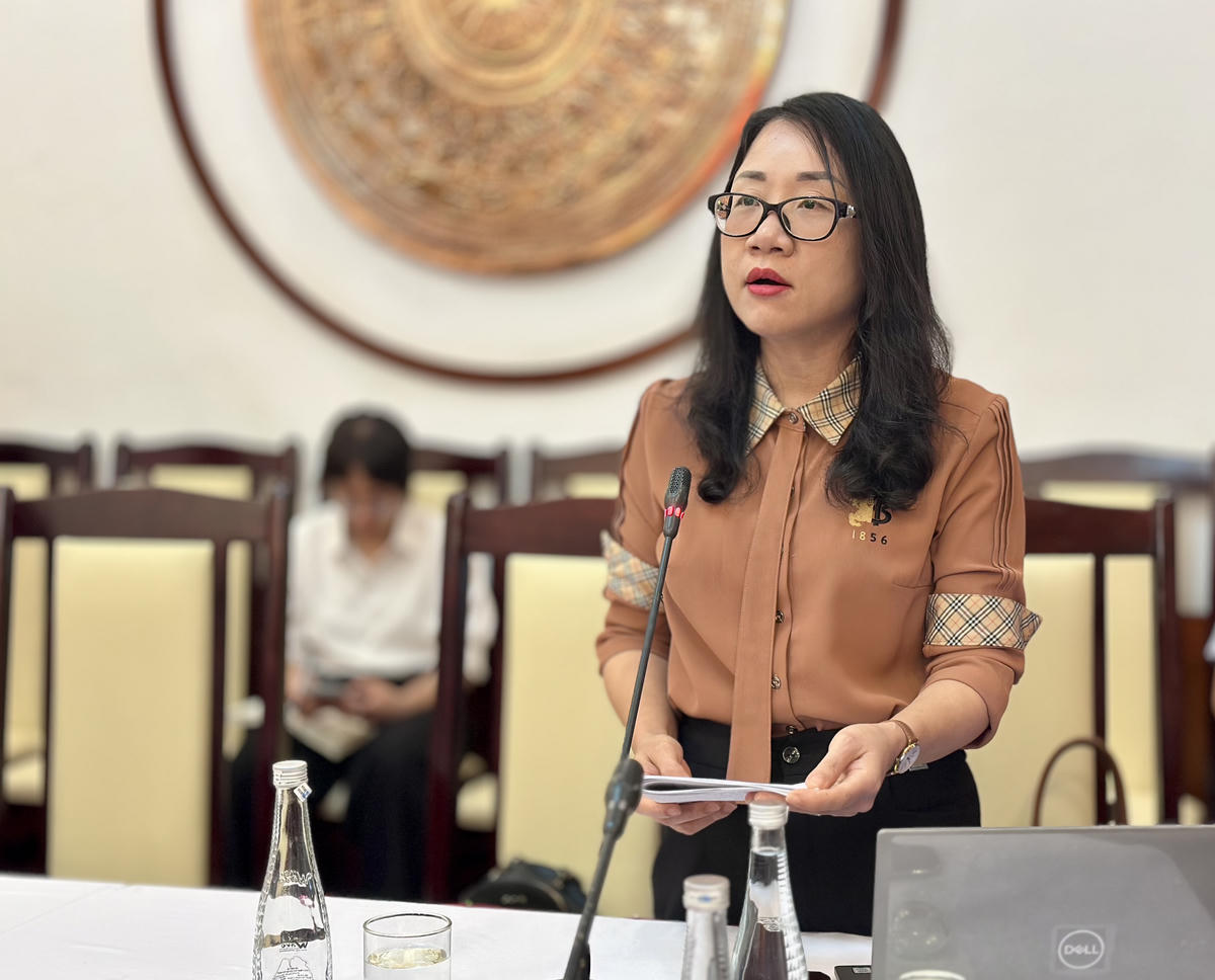 Bà Châu Hoài Thu, Phó Giám đốc Sở GD&amp;ĐT tỉnh Quảng Ninh thông tin về phương án sắp xếp, tinh gọn&nbsp;của ngành Giáo dục Quảng Ninh tại Họp báo thường ký quý III/2025. Ảnh: Ngọc Anh.