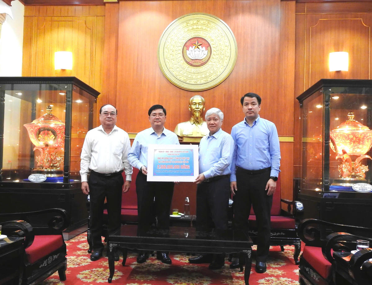 Chủ tịch Ủy ban Trung ương MTTQ Việt Nam Đỗ Văn Chiến tiếp nhận ủng hộ&nbsp;từ Thành uỷ, UBND, HĐND, MTTQ thành phố&nbsp;Cần Thơ. Ảnh: Văn Hoa.