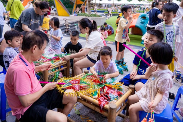 Khu trải nghiệm luôn đông kín người lớn, trẻ em