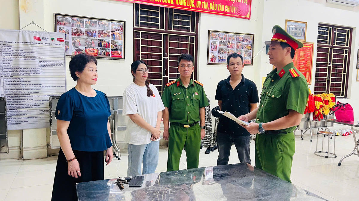 Cơ quan điều tra đọc lệnh khởi tố  đối với Trần Thị Dung. Ảnh: Công an tỉnh Lào Cai.