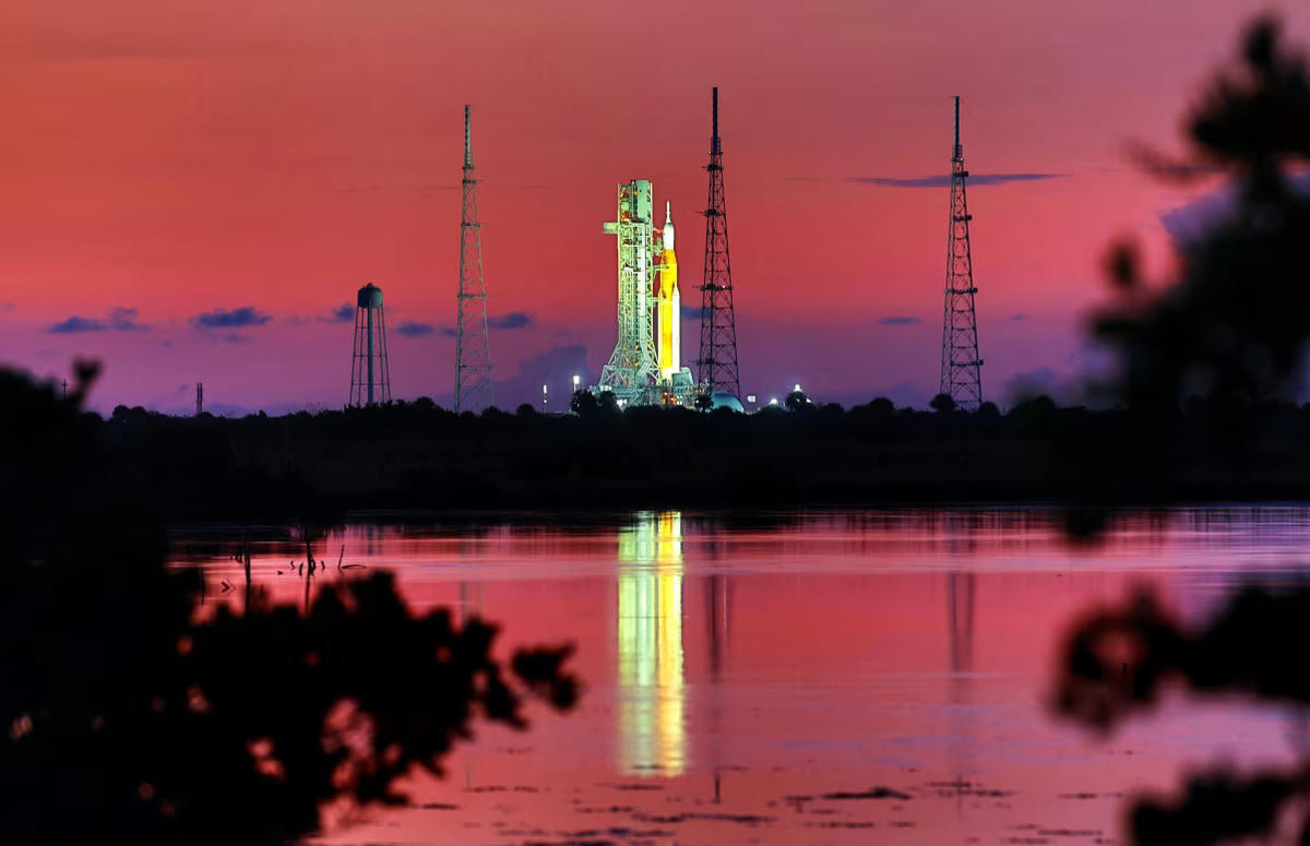 Tên lửa Space Launch System của NASA trên bệ phóng tại Trung tâm Vũ trụ Kennedy, Florida, trước chuyến bay thử Artemis I .