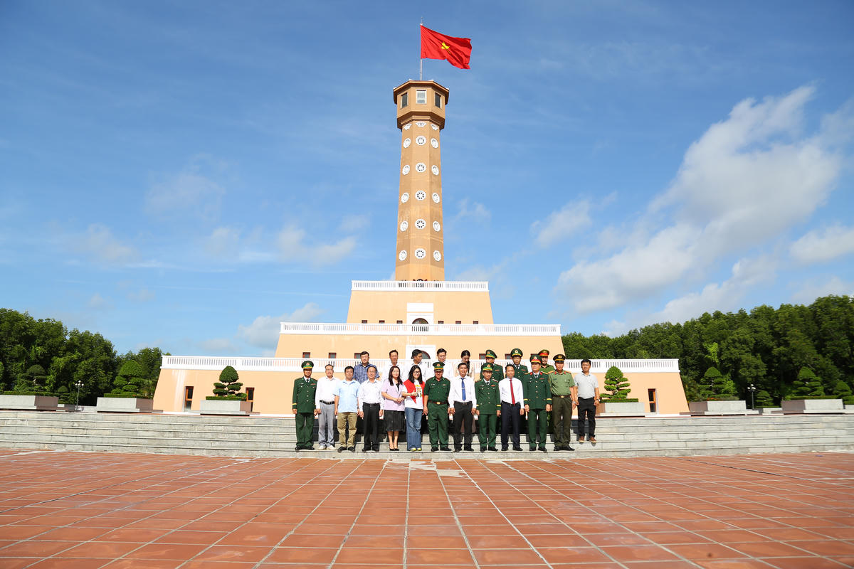 Ban tổ chức Chức chương trình chào cờ tại Cột cờ Tổ quốc nơi Đất Mũi. Ảnh: Thanh Tiến.