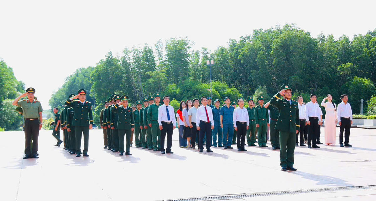 Lễ chào cờ bắt đầu trong tiếng nhạc Quốc ca hùng tráng, lá cờ đỏ sao vàng tung bay giữa bầu trời cực Nam thiêng liêng của Tổ quốc. 