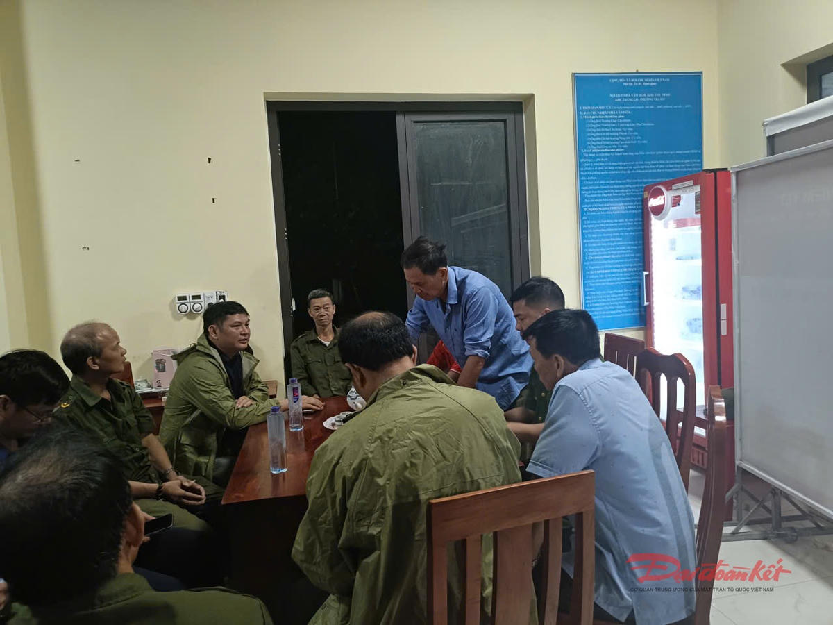 Lãnh đạo phường Móng Cái 1 kiểm tra công tác phòng, chống bão số 11 đêm 5/10. Ảnh: Nguyễn Quý.