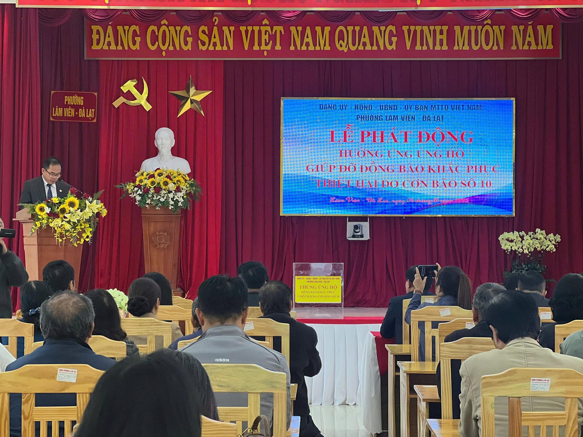  

Quang cảnh lễ
phát động ủng hộ đồng bào khắc phục thiệt hại do bão số 10 gây ra. Ảnh: N.T.