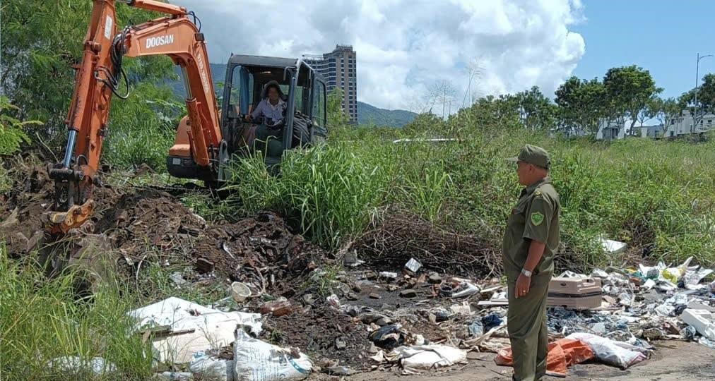 Đà Nẵng: Mật phục, giám sát 24/7 chống đổ trộm rác, xà bần