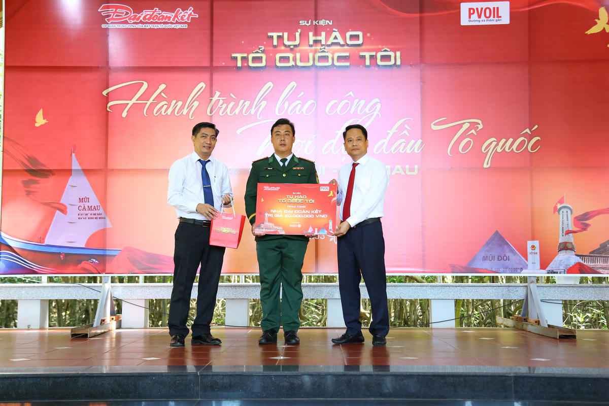 Tại sự kiện, Báo Đại đoàn kết và các đơn vị đồng hành đã trao tặng 1 ngôi nhà Đại đoàn kết trị giá 60 triệu đồng. Ảnh: Thanh Tiến.