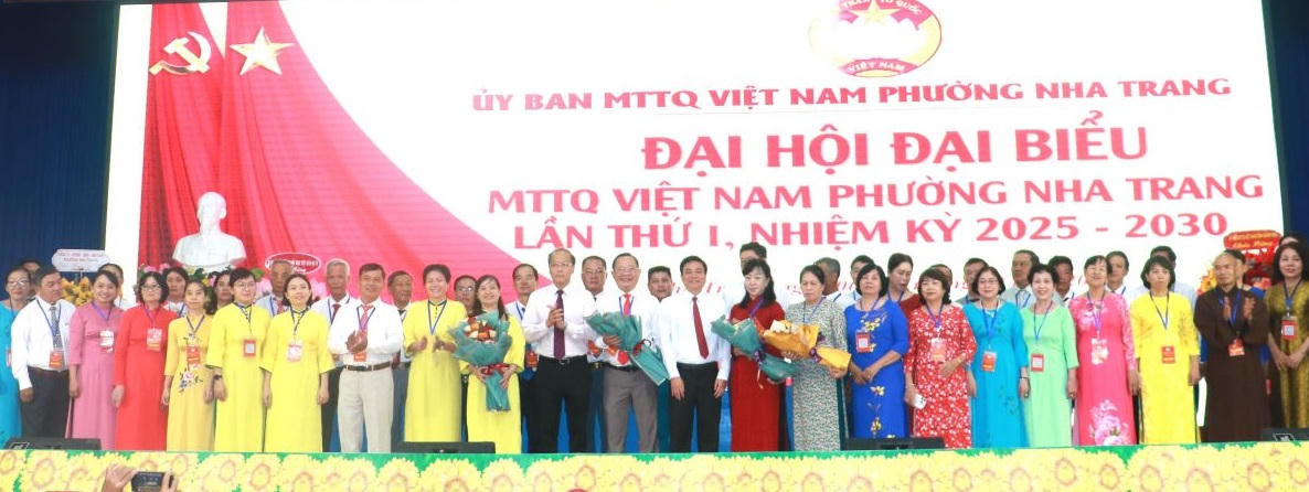 Các ủy viên Ủy ban MTTQ Việt Nam phường Nha Trang ra mắt đại hội. (ảnh X.H)