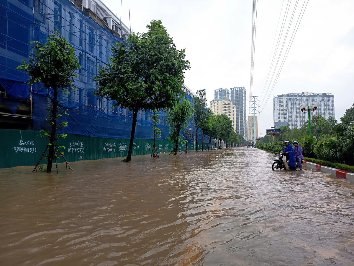 Ngập tại Hà Nội sáng 7/10. Ảnh: Phạm Sỹ.
