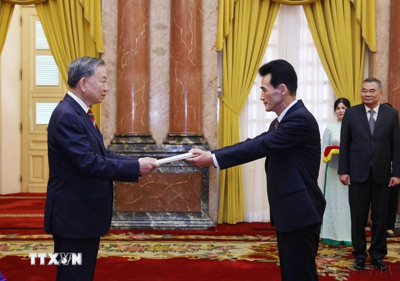 Tổng Bí thư, Chủ tịch nước Tô Lâm tiếp Đại sứ Triều Tiên tại Việt Nam Ri Sung Guk đến trình Quốc thư (Hà Nội, 12/8/2024). (Ảnh: Lâm Khánh/TTXVN).