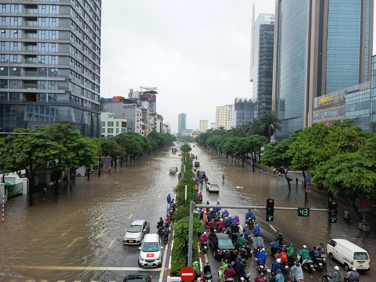 Phố Trần Duy Hưng, cả hai chiều ngập sâu. Các phương tiện đi chuyển khó khăn, người dân loay hoay tìm đường đi khác.
