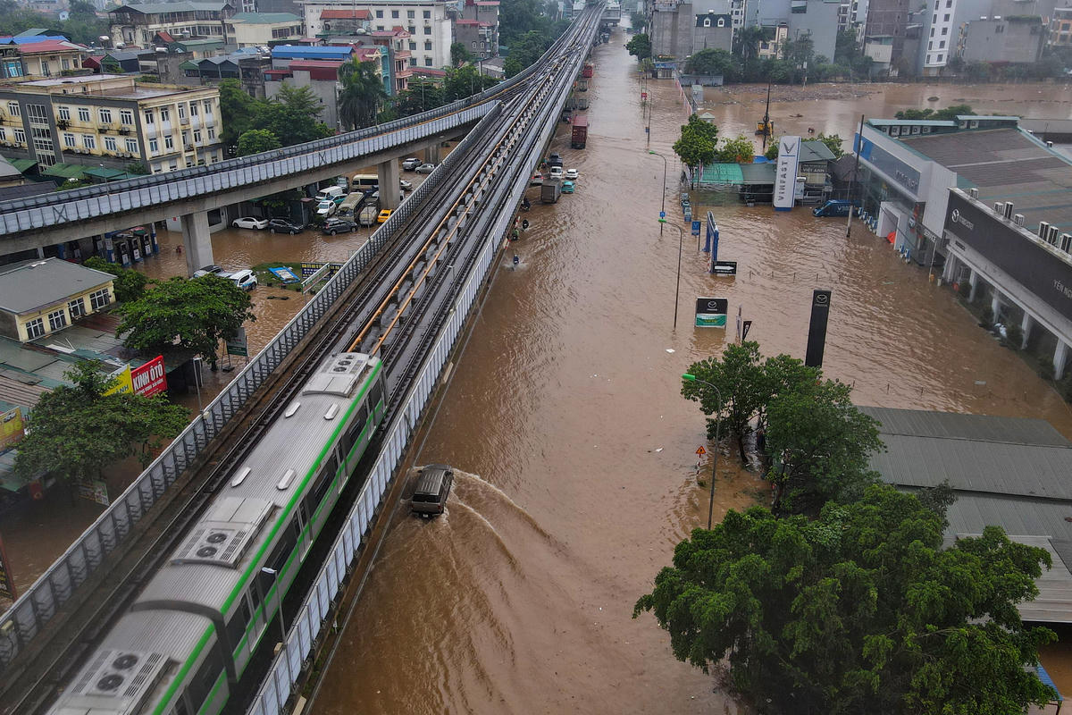 Đường Quốc lộ 6 (đoạn qua phường Yên Nghĩa, Hà Nội) ngập sâu, nhiều phương tiện chết máy.