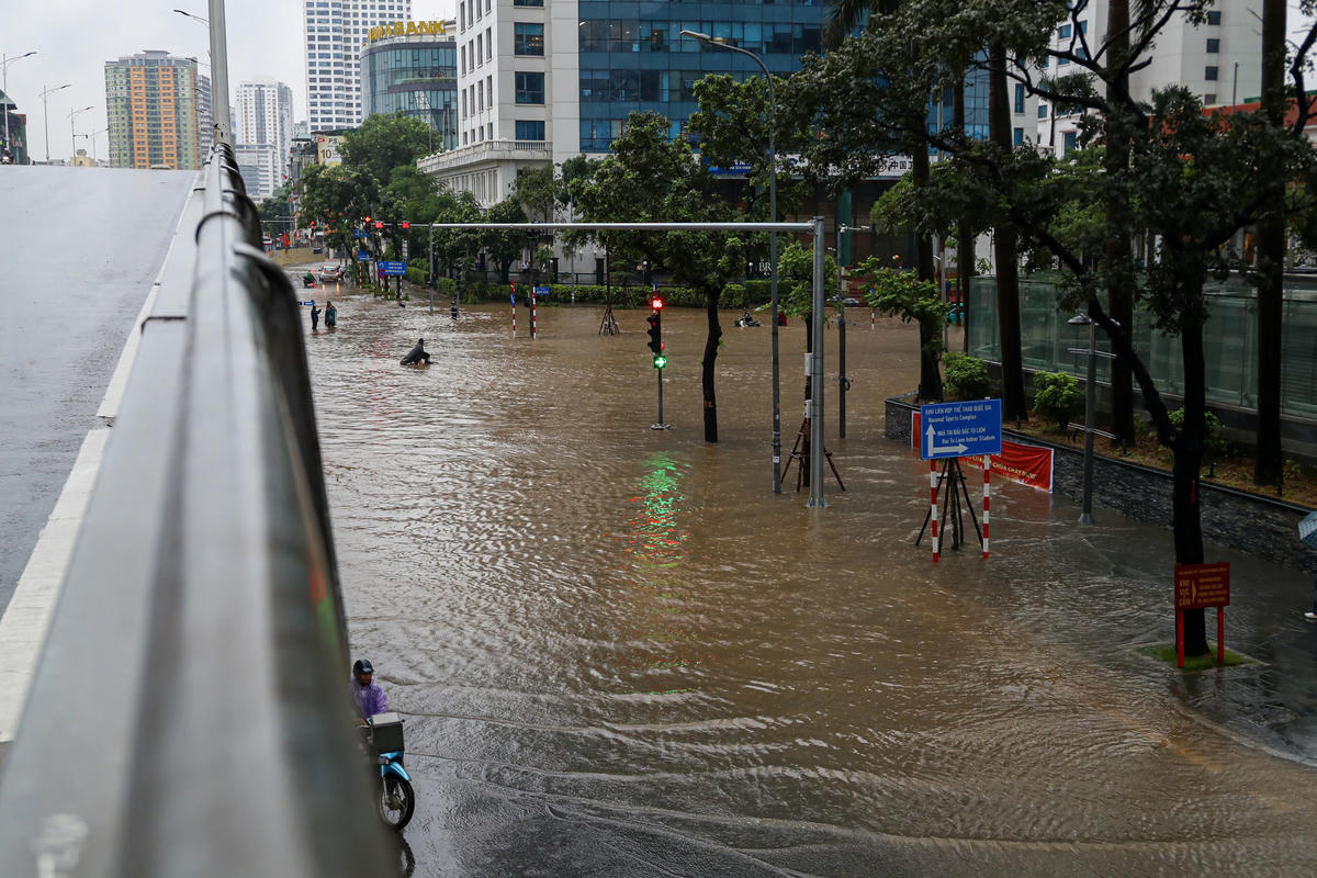 Tại khu vực Liễu Giai – Văn Cao, nước dâng cao từ 60-70 cm, ngập bánh ô tô.
