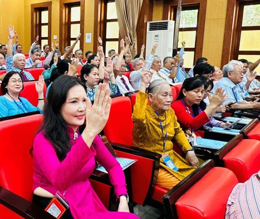 Các đại biểu biểu quyết về nhân sự ủy viên Ủy ban MTTQ Việt Nam phường Nha Trang. (ảnh X.H)