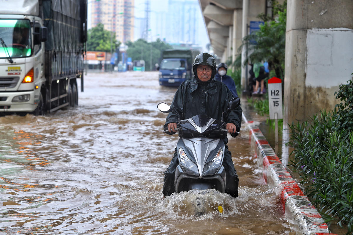 Sở Xây dựng Hà Nội cũng đã yêu cầu các lực lượng, phương tiện của các đơn vị duy trì thoát nước tiếp tục tổ chức theo phương án ứng trực, tập trung vệ sinh, kiểm tra thanh thải đảm bảo thông thoáng dòng chảy, vận hành các cửa phai, trạm bơm nhằm hạ mực nước trên toàn bộ hệ thống để ứng phó với diễn biến mưa, thường xuyên cập nhật báo cáo kịp thời theo diễn biến của thời tiết.