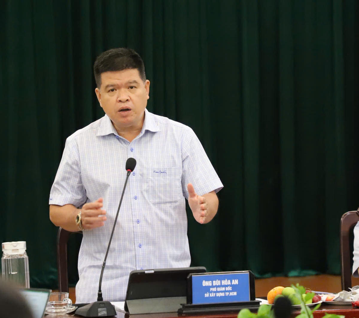 Ông Bùi Hòa An – Phó Giám đốc Sở Xây dựng TP Hồ Chí Minh chủ trì&nbsp;hội thảo về kết quả nghiên cứu "Vùng phát thải thấp; Lộ trình thực hiện chuyển đổi và chính sách hỗ trợ chuyển đổi phương tiện giao thông" thuộc Đề án kiểm soát khí thải phương tiện giao thông trên địa bàn thành phố. Ảnh: NV