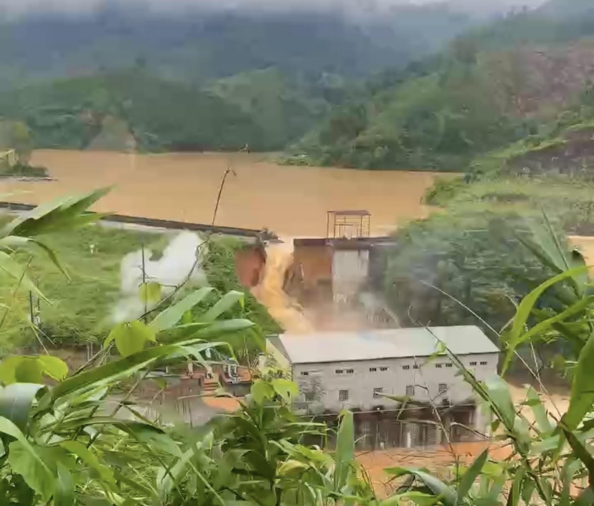 Đập thủy điện Bắc Khê 1 bị vỡ.