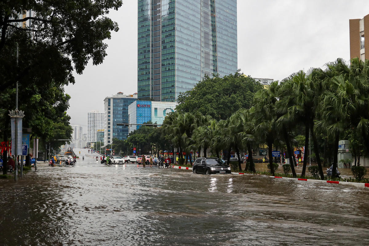 Đường Nguyễn Chí Thanh (Hà Nội) ngập sâu khiến giao thông ùn tắc, các phương tiện đi lại khó khăn.
