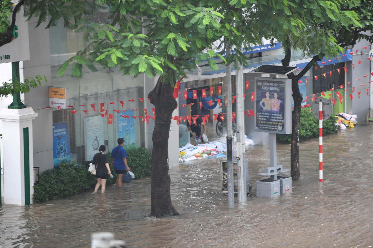 Người dân lội nước để di chuyển.