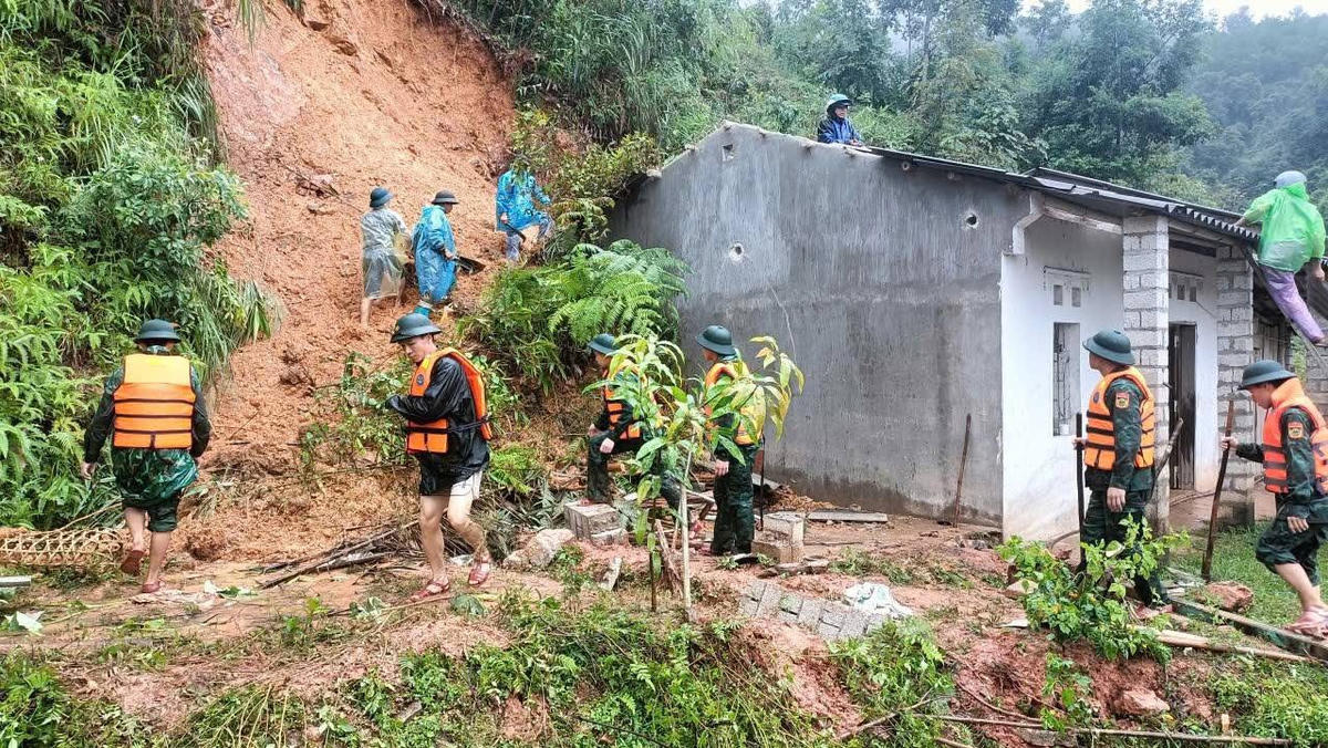 Lực lượng chức năng đào bới, tìm kiếm nạn nhân bị đất vùi lấp. Ảnh: K.D.