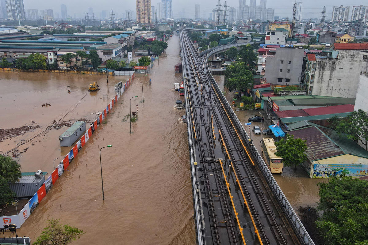 Theo ghi nhận của PV Báo Đại đoàn kết, do ảnh hưởng bởi hoàn lưu cơn bão số 11 (Matmo) Hà Nội xảy ra mưa lớn, nhiều tuyến đường của Hà Nội bị ngập úng.&nbsp;