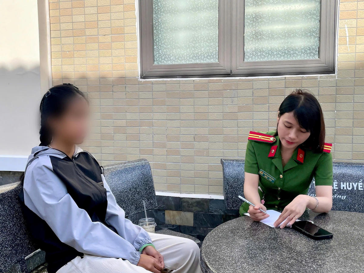 Lực lượng Công an phường Hương Trà làm việc với nạn nhân. Ảnh: Xuân Mai.