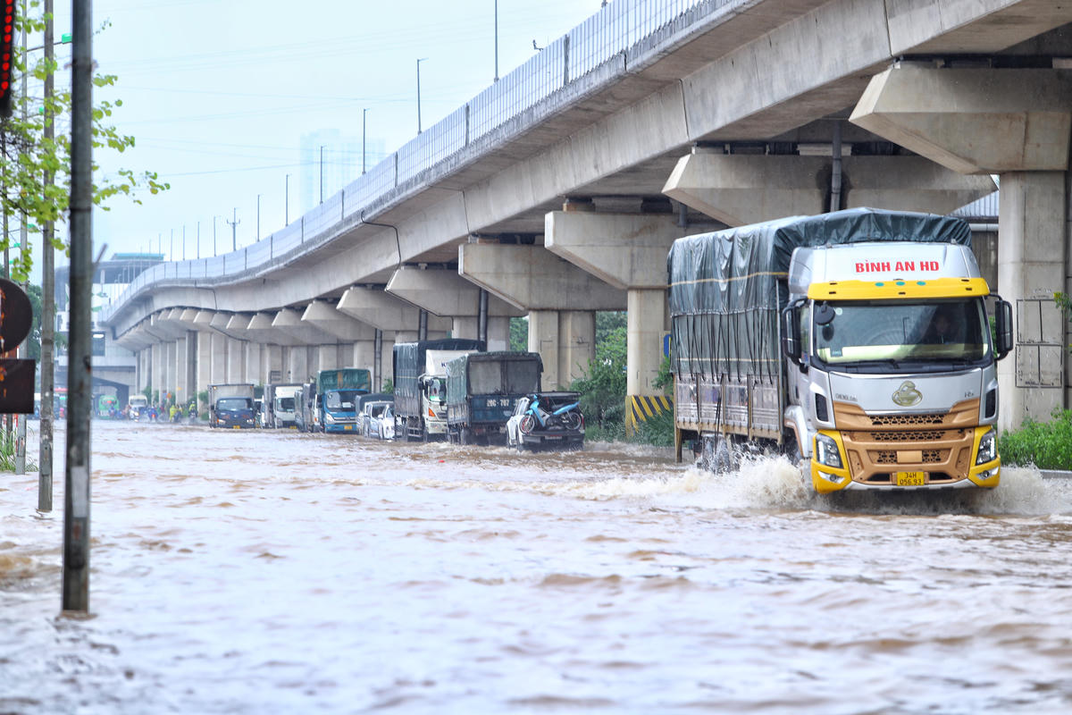 Để tránh xe bị chết máy, nhiều ô tô di chuyển nhanh tạo ra các sóng nước, ảnh hưởng lớn đến người điều khiển xe máy.