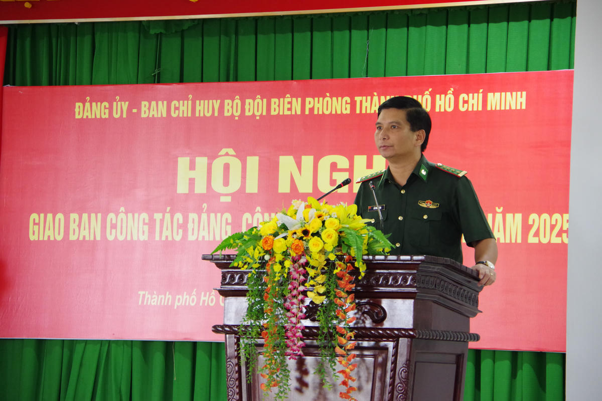 Đại tá Đỗ Vĩnh Thăng – Bí thư Đảng uỷ, Chính uỷ BĐBP TP Hồ Chí Minh phát biểu tại Hội nghị. Ảnh: Văn Danh.